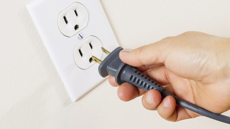 Phích cắm hoặc ổ cắm điện bị lỏng