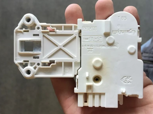 Kiểm tra công tắc, cảm biến cửa máy giặt