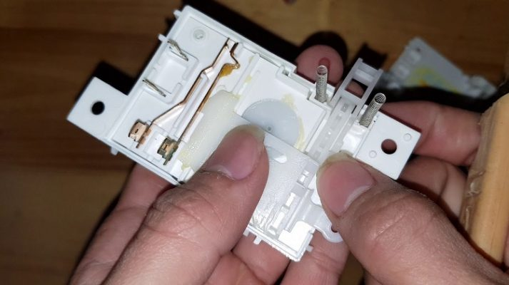 Bỏ hẳn công tắc khóa nắp cửa