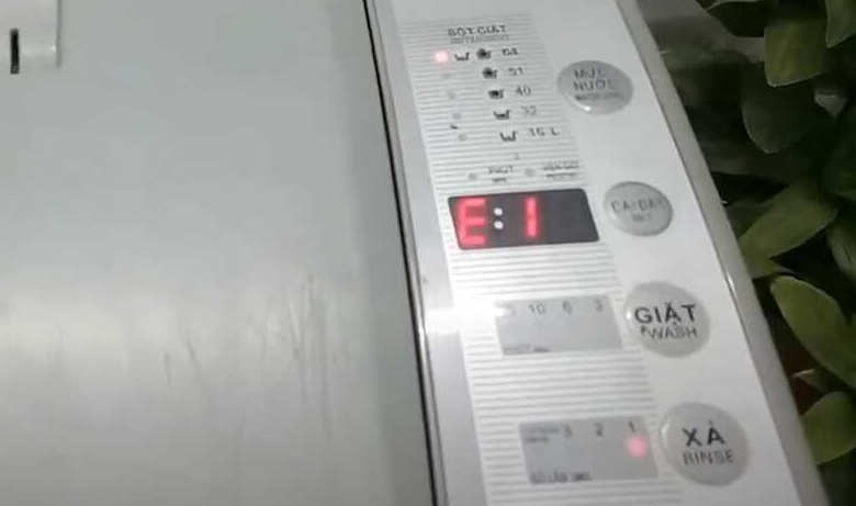 Lỗi E1 máy giặt Aqua cửa ngang là lỗi gì?