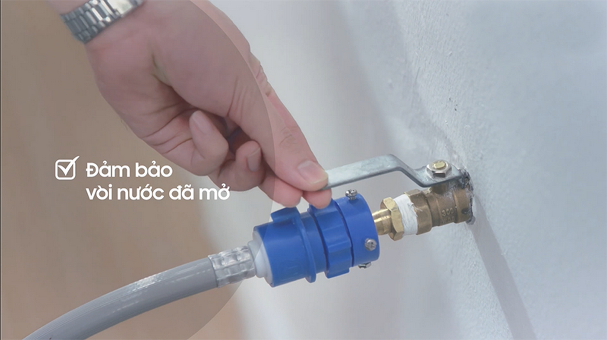 Bể nước hoặc vòi bơm nước máy giặt bị khóa
