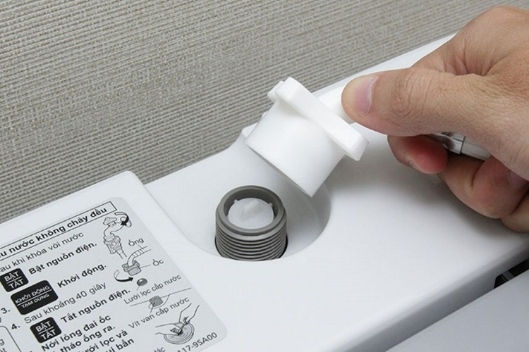 Tiến hành vệ sinh đầu cấp nước