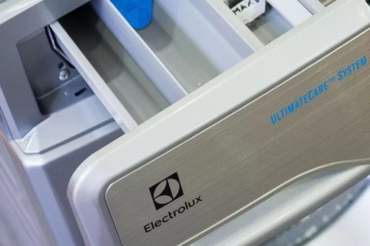 Tiến hành vệ sinh khay chứa nước giặt, nước xả