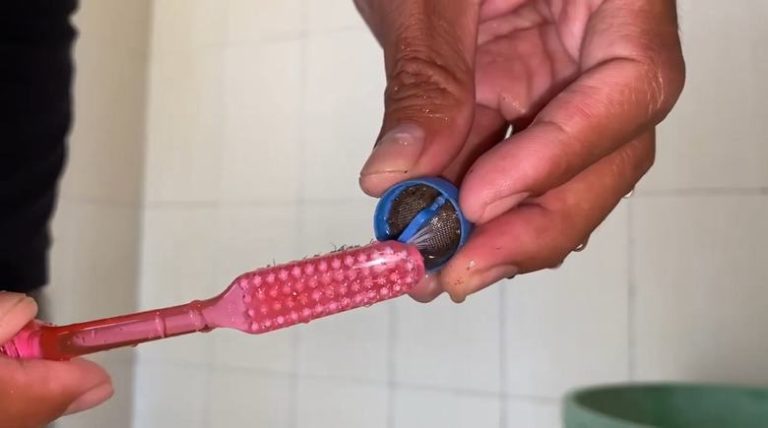 Do tắc lưới lọc ở van cấp nước