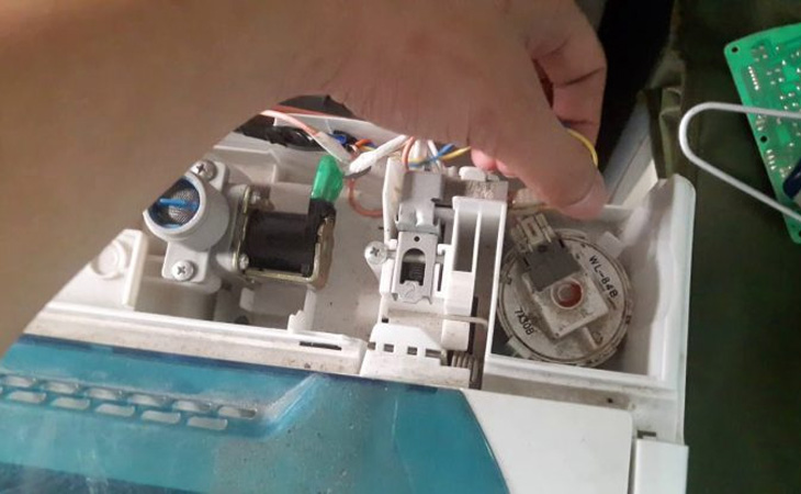 Đường tín hiệu từ phao áp suất về bo mạch bị hỏng