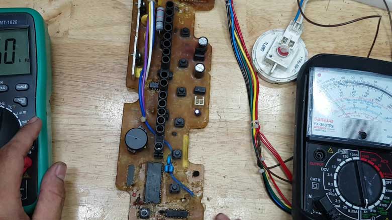 Do hệ thống mạch điều khiển (mainboard) bị ẩm ướt