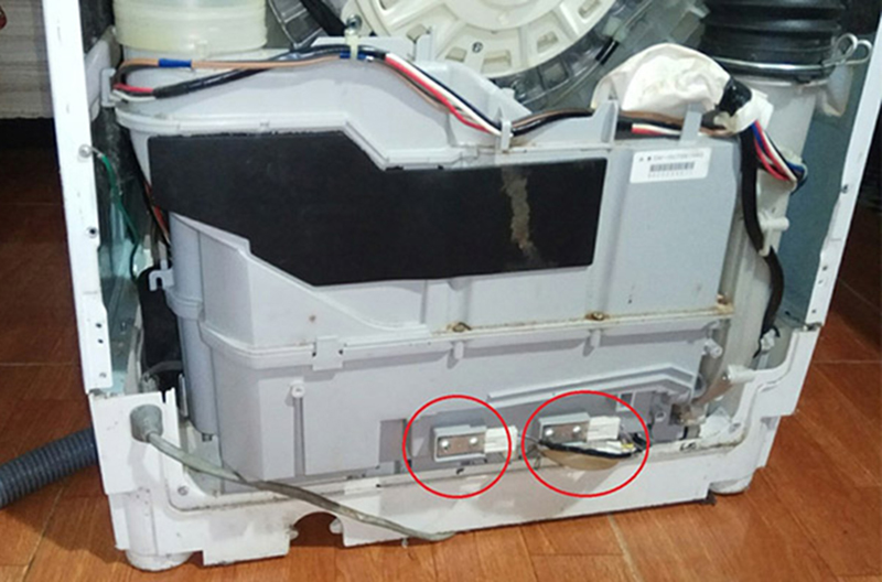 Kiểm tra dây nguồn và giắc cắm của máy giặt