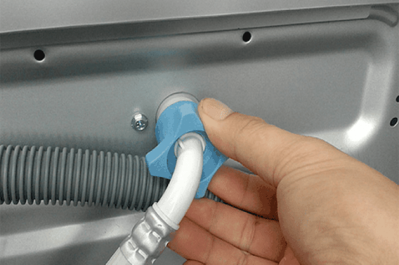 Do nguồn nước cấp vào bị yếu hoặc không ổn định